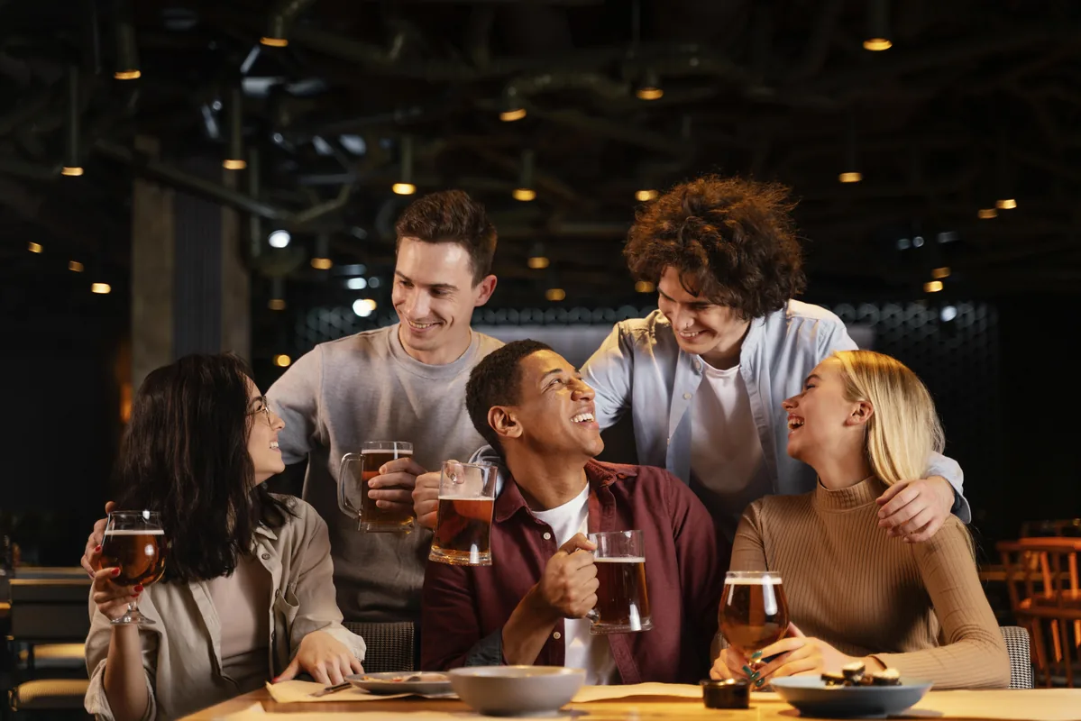 Amigos compartiendo una mesa en un pub