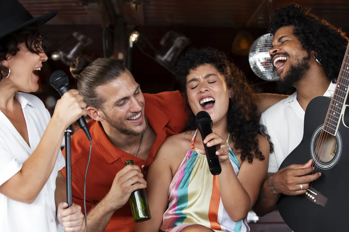 Amigos cantando juntos con micrófonos en un bar
