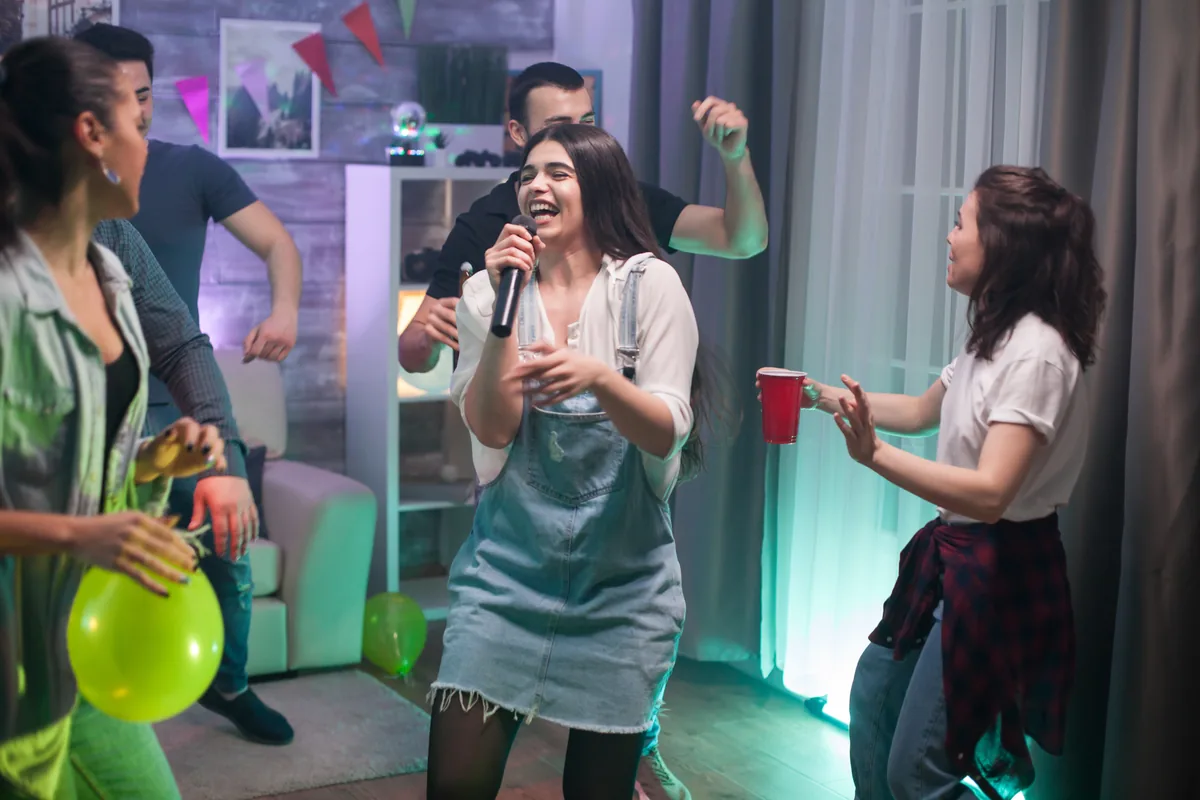Amigos cantando y bailando en una fiesta